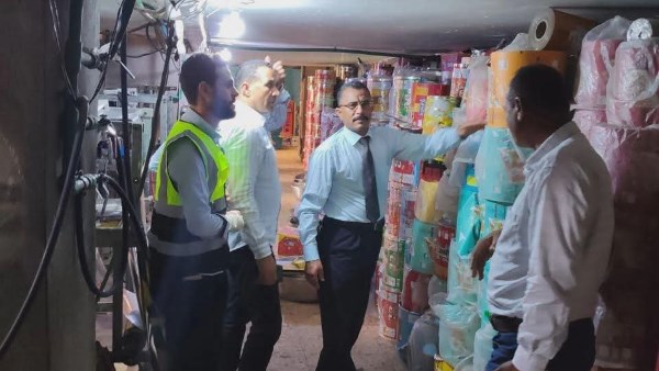 ضبط مصنع يقلد العلامات التجارية..مصادرة 4500 كرتونة سناكس و8