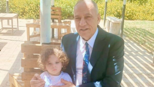 موقف إنساني.. عميد حقوق المنيا ينتظر مع طفل بحديقة الكلية لح