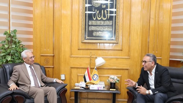 رئيس الجامعة خلال اللقاء 