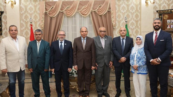 محافظ المنيا خلال اللقاء 
