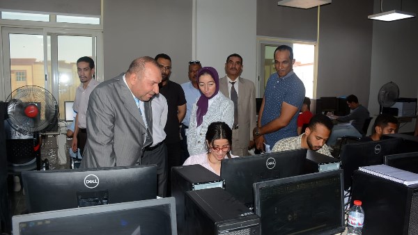 رئيس جامعة أسيوط الأهلية يتابع سير امتحانات نهاية العام
