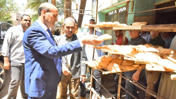 محافظ أسيوط يضبط مخالفة نقص وزن بمخبز بلدي بالمعصرة