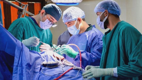 “اتكلمي معانا”.. فريق طبي بجامعة أسيوط يجري جراحة مخ لسيدة أ