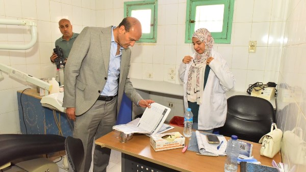 محافظ أسيوط: إحالة مدير وحدة صحية و3 من الأطقم الطبية والتمر