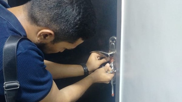 ضبط منتحل صفة طبيب وغلق مركز علاج طبيعي غير مرخص بشارع الجمهورية في أسيوط