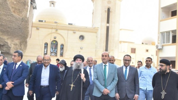 محافظ أسيوط يروج للمقومات السياحية للمحافظة باصطحاب وفد وزارة المالية في جولة بدير العذراء بجبل درنكة