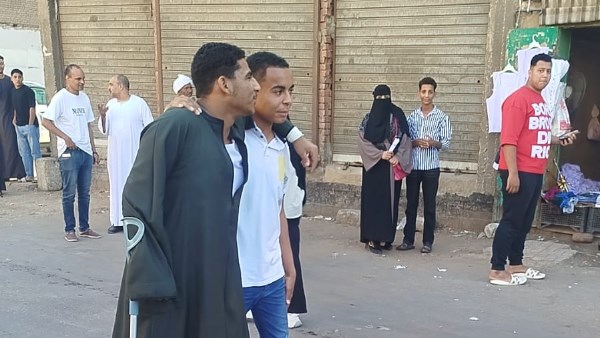 الصداقة مواقف.. طالب يساند صديقه على عكاز أثناء دخوله لجنة الثانوية العامة بقنا الصداقة مواقف.. طالب يساند صديقه على عكاز أثناء دخوله لجنة الثانوية العامة بقنا