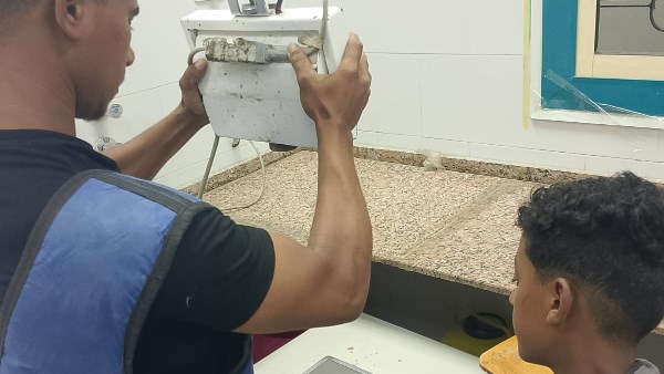 الكشف على مئات المواطنين في اليوم الأول لقافلة طبية مجانية بنجع غريب بجنوب الأقصر