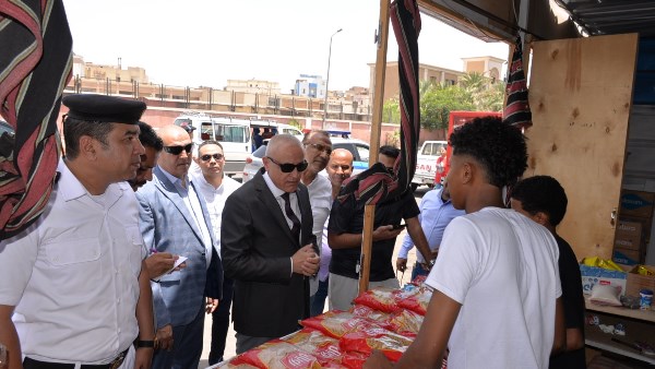 محافظ الأقصر يتفقد أحياء المدينة ويتابع الأسواق ومنافذ بيع السلع والخدمات المقدمة للمواطنين