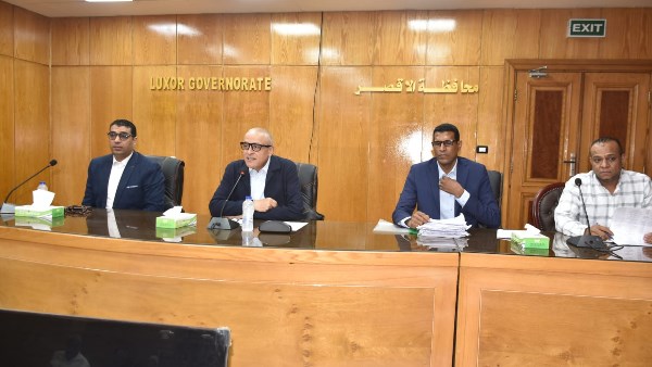 محافظ الأقصر يعقد لقاء اليوم المفتوح مع المواطنين.. ويوجه با