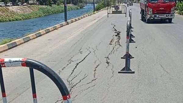 هبوط جزئي بطريق ترعة أصفون الرئيسي في إسنا
