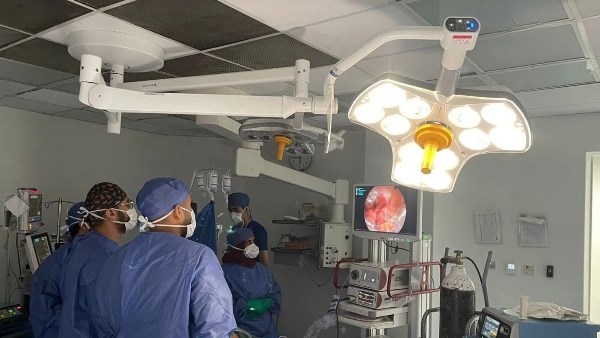 استئصال ورم سرطاني بالقولون بالمنظار الجراحي لمريضة 65 عامًا بمستشفى الكرنك الدولي بالأقصر