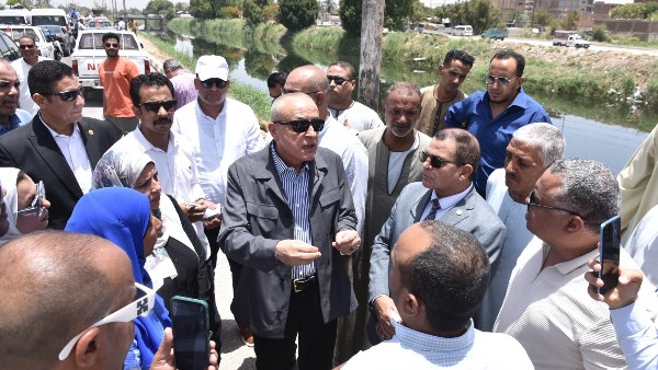 محافظ الأقصر يتفقد موقع انهيار بطريق مدخل إسنا ويط
