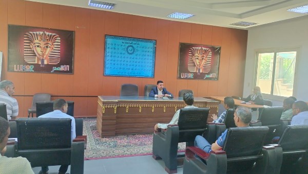 المجلس التنفيذي بالقرنة يناقش ملفات الخدمات ويشدد على إزالة التعديات ورفع 20 طن مخلفات بالضبعية