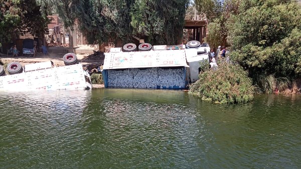نجاة سائق بعد انقلاب سيارة محملة بالطوب الأبيض داخل ترعة الرمادي جنوب الأقصر