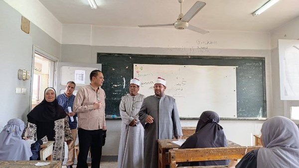 رئيس منطقة أسوان يتفقد امتحانات الشهادة الثانوية الأزهرية بل