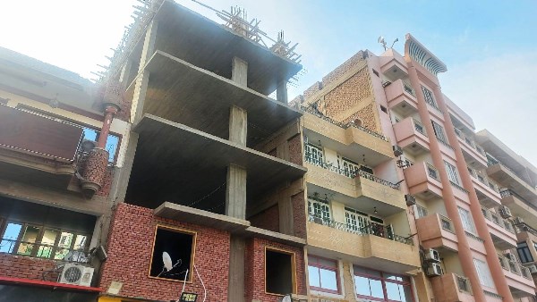 تطبيق القانون بكل حسم.. محافظ أسوان يرصد مخالفة بناء بدون تر