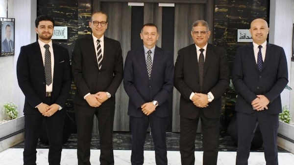 محافظ أسوان يبحث مع وفد مجموعة شركات إستادات الوطنية سبل الت
