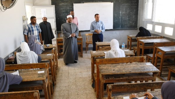 لضمان الشفافية.. محافظ أسوان يتفقد لجان امتحانات الشهادة الث