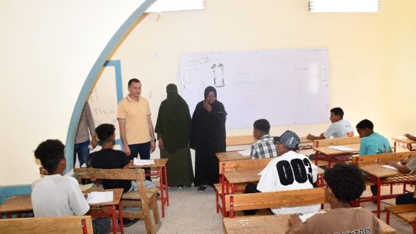 محافظ أسوان يفاجئ مدرسة كلابشة الجديدة ببحيرة ناصر
