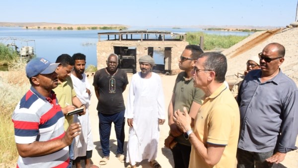 محافظ أسوان يواصل جولاته الميدانية بزيارة قرية توم