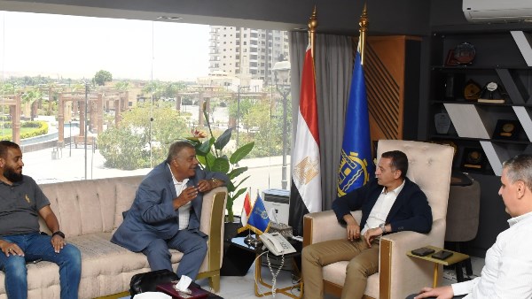 محافظ أسوان يبحث تحويل المخلفات إلى وقود بديل بالتعاون مع مص