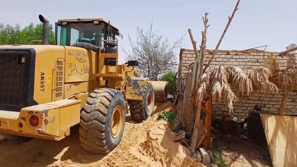 إزالة كثبان رملية وتمهيد طريق استجابة لاستغاثة مواطن بالوادي