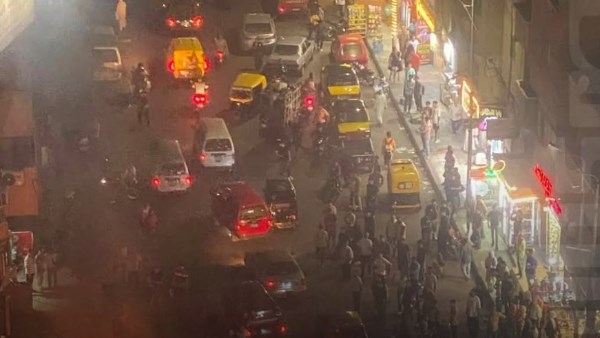 انــ ــدلاع النــ ــيران في تاكسي عند مدخل الفلكي شرقي الإسك