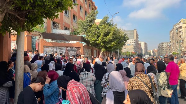 الطلاب اثناء دخولهم الامتحان