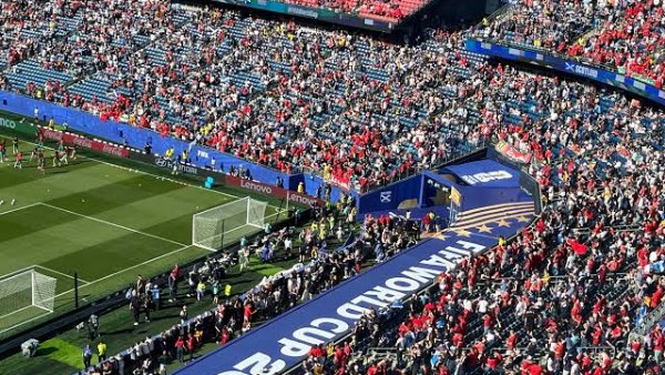 جماهير اسكتلندا تكرم مشجعها الراحل في مباراة المغرب بالمونديال جماهير اسكتلندا تكرم مشجعها الراحل في مباراة المغرب بالمونديال
