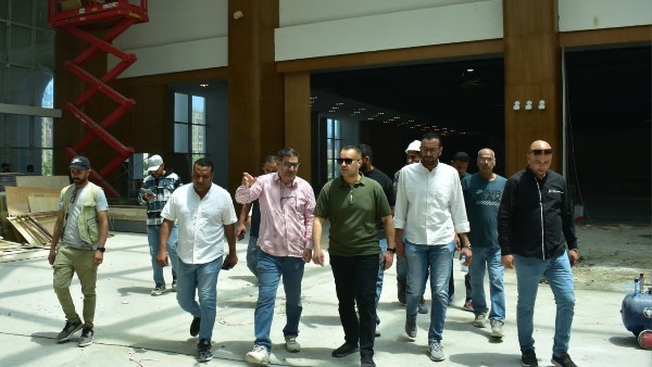 رئيس مدينة العلمين الجديدة خلال الجولة