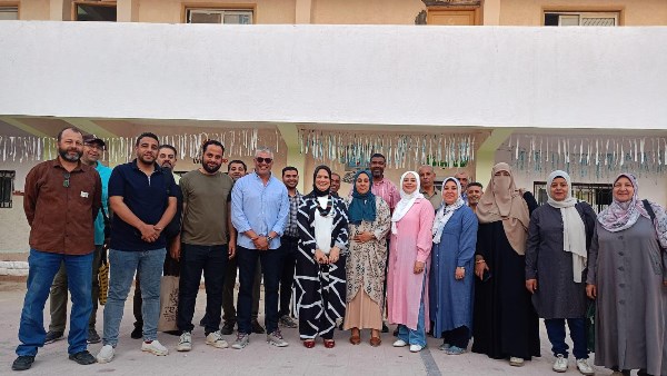 وكيل تعليم مطروح خلال الجولة ومتابعة نقل الأسئلة 