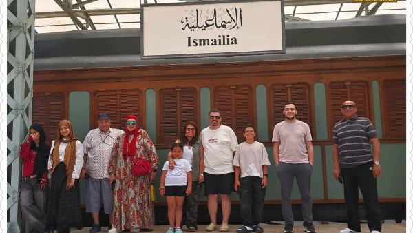 الزوار في صورة تذكارية داخل المتحف 