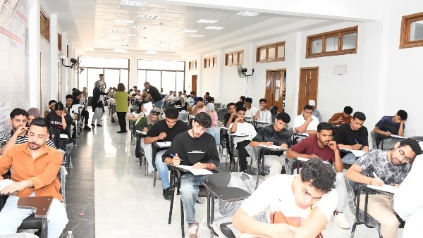 جامعة قناة السويس تتابع امتحانات الآداب والعلوم الإنسانية