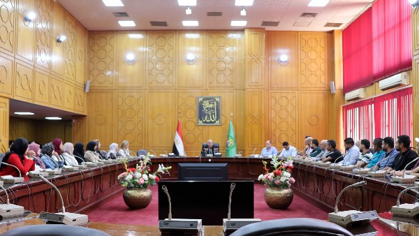 محافظ الإسماعيلية يلتقي المهندسين الجدد استعدادًا لتدعيم الإ