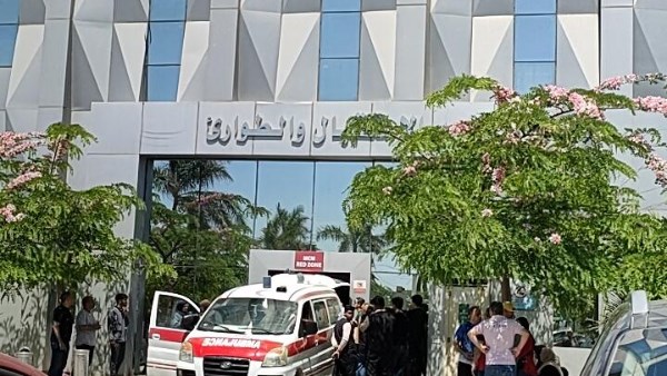  خلال تشيع الجثمان من مستشفي أبو خليفة للطواريء 