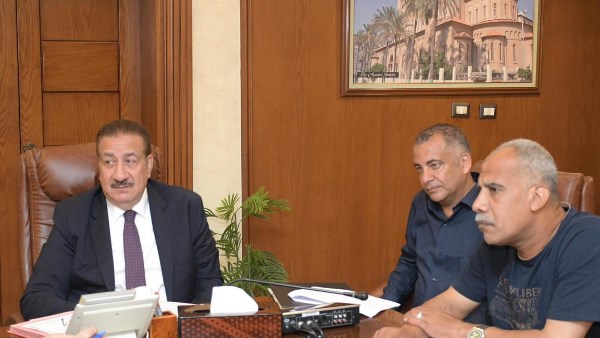 محافظ بورسعيد يقدم مساعدات مالية ومواد غذائية ولحوم لعدد من الحالات الإنسانية