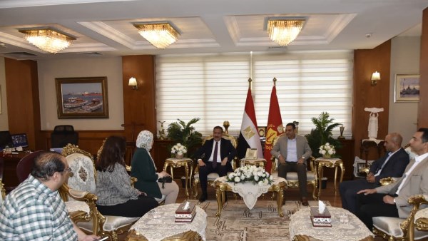 محافظ بورسعيد يستقبل وفد من وزارة الخارجية لبحث التعاون المشترك 