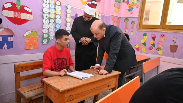 محافظ الغربية يتفقد امتحانات الثانوية الأزهرية أدبي بصحبة رئ