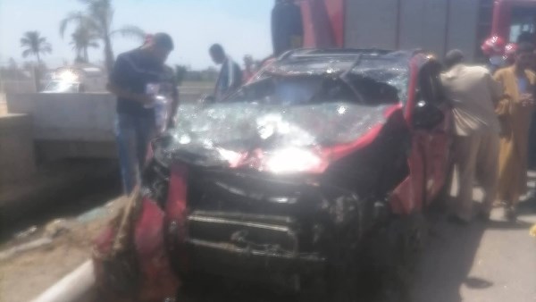 سيارة عروسين بالغربية عقب انقلابها 