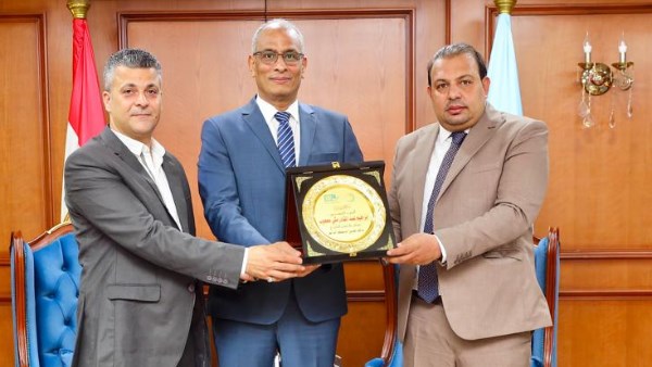 محافظ كفر الشيخ يناقش خطة عمل القافلة الطبية المجانية| صور