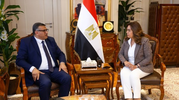 وزيرة التنمية المحلية والبيئة ومحافظ قنا