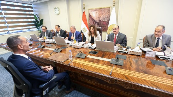 وزيرة التنمية المحلية والبيئة تترأس لجنة الوظائف القيادية.. 