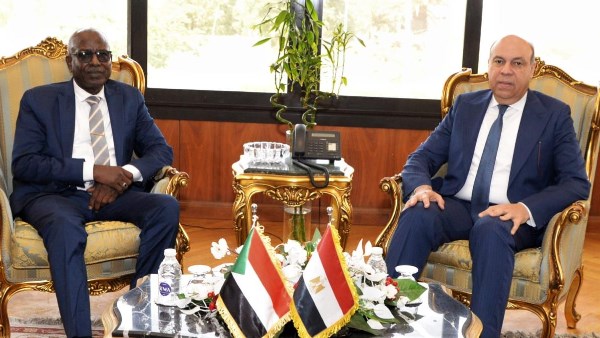 وزير الطيران يستقبل وزير البنية التحتية والنقل السوداني لتعز