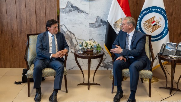 وزير البترول مع الرئيس التنفيذي لشركة دانة غاز الإماراتية