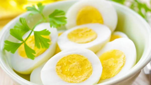 سعره وصل 70 جنيها.. هل البيض خطير لمرضى السكر والق