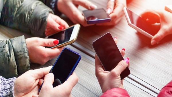 الأوقاف تدعو لترك الهواتف وتخصيص وقت  للدفء الأسري