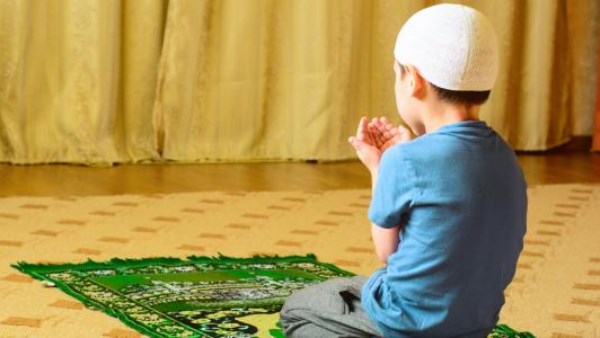 هل يجب تعويد الصبي على الطاعات والعبادات منذ الصغر ؟