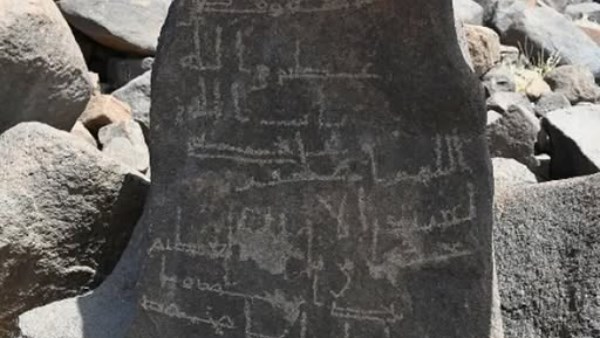 منها نقوش باسم عمر بن الخطاب.. 1774 مكتشفاً أثرياً تكشف عمق 