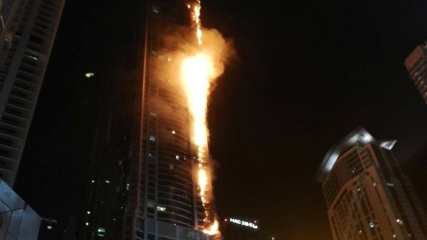 حريق في الطوابق العليا لأبراج الإمارات 